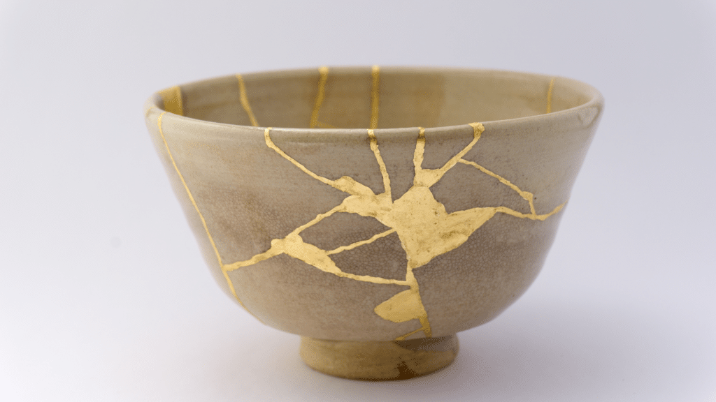 urgences émotionnelles : le kintsugi consiste a réparer les fêlures avec de l'or